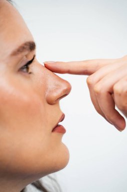 Güzel Kadın Septoplasti 'den önce Burnunun Köprüsü' ne dokunuyor. Daha kolay nefes almak için burun estetiği.