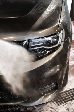 Son durulama titiz bir temizlik sağlar ve kalan sabunları da temizler. Yüksek basınçlı yıkama jeti kullanarak far ışığından köpüğü temizlemek.