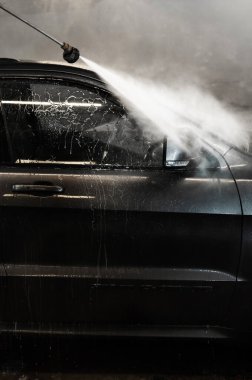 Otomobil yıkama servisinde elle yıkama ve suyla yıkama. Köpüğü yüksek basınçlı suyla yıkayın.