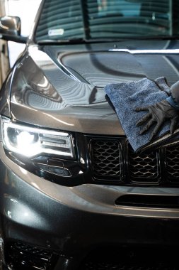 Yıkandıktan sonra arabayı temizlemek için mikrofiber havlu. Araba temizleme - mikrofiber bez kullanarak araba cilalama. Profesyonel araba temizliği
