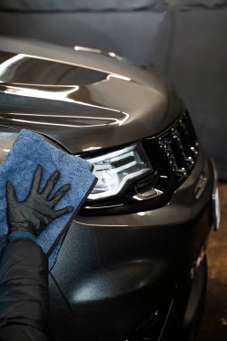 Araba valeliği, yeni bir görünüm elde etmek için araba temizleme, cilalama ve cilalama sürecidir. Vücudu mikro fiber bezle cilalamak