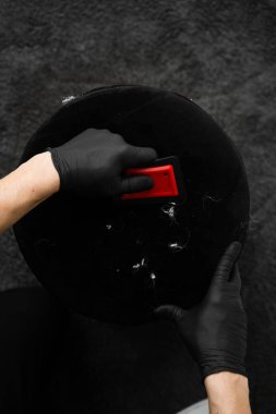 Döşeme fırçasını kirli mobilyaları ve evcil hayvan ayak izlerini kurutmak için kullanıyor. Temizlikçi, kürk fırçasıyla koltuktan köpek tüylerini alıyor.