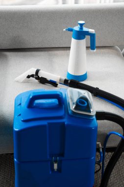 Evdeki kuru temizleme için temizlik malzemeleri. Mobilyaları temiz tutmak için sökücü, sprey deterjan ve fırça kullanıyor. Kuru temizleme servisi aygıtları ve araçları