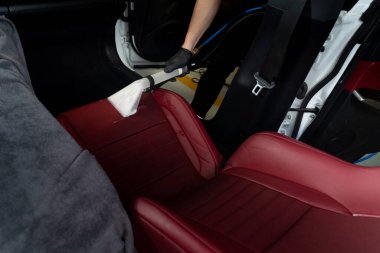 Elektrikli süpürgenin yardımıyla araç koltukları detaylandırılıyor. Özel vakumlu hortumla arka koltuğu temizliyorum.