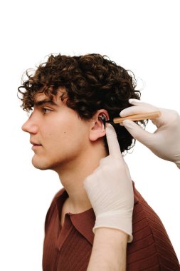 Kulak çınlamasına kulakların şeklini düzeltmek için işaretleme uyguluyorum. Kulağında otoplasti izi var. Cerrah, Otoplasty cerrahından önce çizgiler çiziyor.