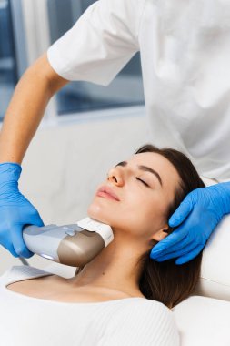 İğnesiz rf-lift işlemi. Enjeksiyon olmadan yüz şeklini daraltman gerektiğinde. Donanım kozmetoloji prosedürü