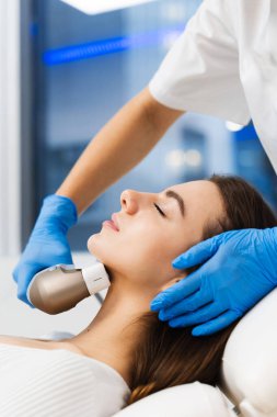 İğnesiz rf-lift işlemi. Özel kozmetoloji aygıtının yardımıyla yüz gerdirme