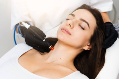 Hidrakiyal donanımlı cilt tazeleyici. Deri durumunu iyileştirmek için hidrakiyal donanım kozmetolojisi kullanılıyor