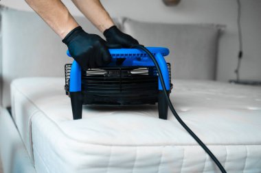 Yatak için kurutma makinesi. Mobilyaları temizlemek için yatak kurutma makinesini çıkarıyorum. Evi temiz tutmak için kuru temizleme servisi.