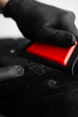 Temizlikçi, kürk fırçasıyla koltuktan köpek tüylerini alıyor. Döşeme fırçasını kirli mobilyaları ve evcil hayvan ayak izlerini kurutmak için kullanıyor.