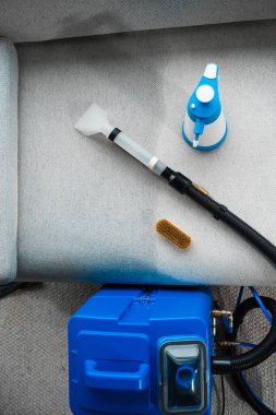 Kuru temizleme aletleri ve aletleri. Evdeki kuru temizleme için temizlik malzemeleri. Döşemeleri temiz tutmak için deterjan ve fırça kullanıyoruz.