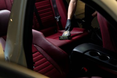 Araba koltukları turbo fırça başlığıyla süpürülüyor. Özel elektrikli süpürgeyle otomatik koltuklar detaylandırılıyor
