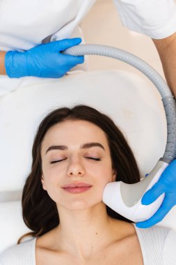 Özel kozmetoloji cihazının yardımıyla yüz gerdirme. İğnelerden arınmış rf-lift işlemi