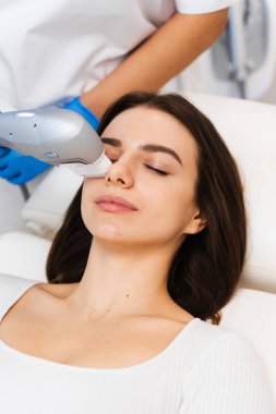 Çekici bir kız kozmetoloji kliniğinde yüz gerdirme ameliyatı oluyor. Ultraformer cerrahi olmayan yüz gerdirme işlemi