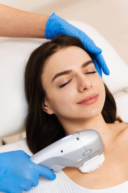 Ultraformer cerrahi olmayan yüz gerdirme işlemi. Beyaz kız kozmetoloji kliniğinde yüz gerdirme ameliyatı oluyor.