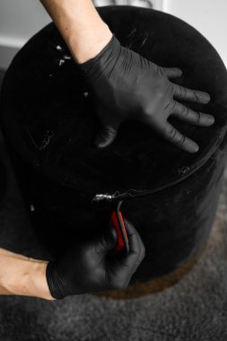 Lekeleri çıkarmak için fırça ve kaplama sandalyeden köpek kılı kullanmak. Saç ve evcil hayvan ayak izlerinden döşeme mobilyalarının kürk fırçası.