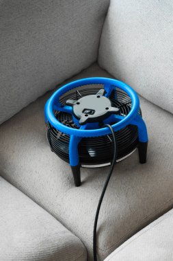 Temizlikten sonra yatağı kurutmak. Döşeme mobilyalarını kurutmak için etkili bir kurutma makinesi kullanımı