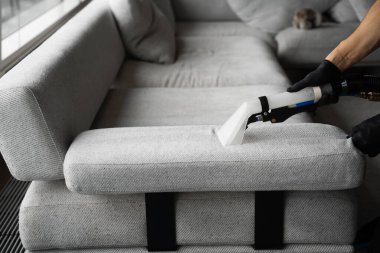 Döşeme mobilyalarının liflerini sökücüyle temizliyorum. Ekstraktör temizliği evdeki koltuğun tozunu alıyor.