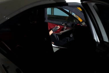 Araba kapısının plastik tamiri işlemi. Araba kapısı kaplamasını fırça ve temizlik malzemesi ile fırçalamak