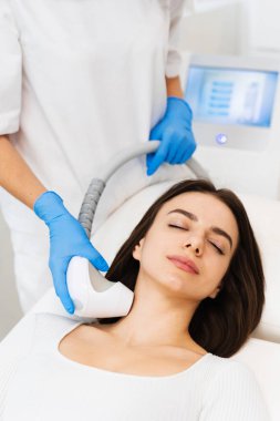 İğnesiz rf-lift işlemi. Enjeksiyon olmadan yüz şeklini daraltman gerektiğinde. Donanım kozmetoloji prosedürü