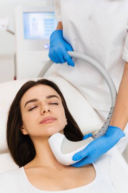 İğnesiz rf-lift işlemi. Özel kozmetoloji aygıtının yardımıyla yüz gerdirme