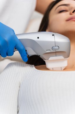 Ultraformer cerrahi olmayan yüz gerdirme işlemi. Beyaz kız kozmetoloji kliniğinde yüz gerdirme ameliyatı oluyor.