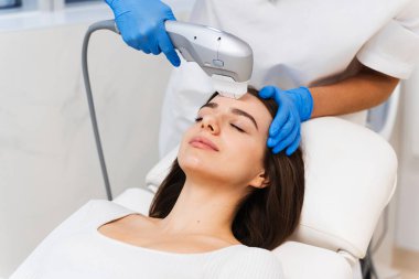 İğnesiz rf-lift işlemi. Özel kozmetoloji aygıtının yardımıyla yüz gerdirme