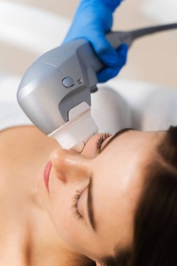 Çekici bir kız kozmetoloji kliniğinde yüz gerdirme ameliyatı oluyor. Ultraformer cerrahi olmayan yüz gerdirme işlemi