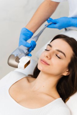 İğnesiz rf-lift işlemi. Enjeksiyon olmadan yüz şeklini daraltman gerektiğinde. Donanım kozmetoloji prosedürü
