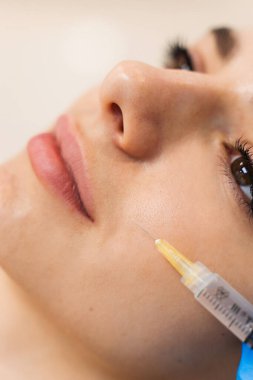 Çekici kız kozmetoloji kliniğinde cilt durumunu iyileştiriyor. Kırışıklıklardan kurtulmak için kozmetoloji enjeksiyonları