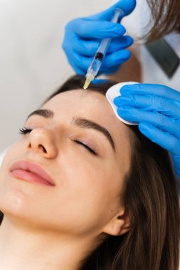 Biorevitalizasyon süreci. Özel kozmetoloji şırıngası kullanılarak deriye hyaluronik asit enjekte edildi.