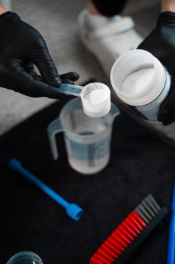 Mobilya temizlemek için oksijen ve su oranını ölçüyorum. Kuru temizleme tozunu suya döküyorum. Sökücü ve çamaşır suyu ile etkili temizlik