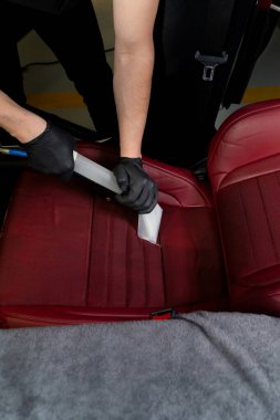 Elektrikli süpürgenin yardımıyla araç koltukları detaylandırılıyor. Özel vakumlu hortumla arka koltuğu temizliyorum.