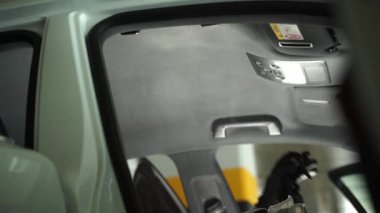 4K video, arabadaki manşete deterjan püskürtüyor. El, arabanın tavanını deterjan ve mikrofiber halıyla temizliyor. Ayrıntılı araba ana başlığı korunuyor