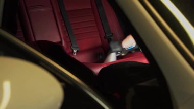 Elektrikli süpürge 4K video yardımıyla araç koltukları detaylandırılıyor. Özel vakumlu hortumla arka koltuğu temizliyorum.