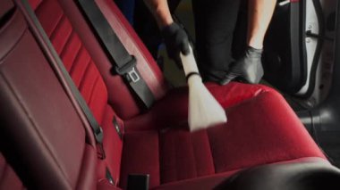 4K video süpürme elektrikli süpürgeyle arka koltukta. Özel süpürge başlığıyla otomatik koltuklar detaylandırılıyor