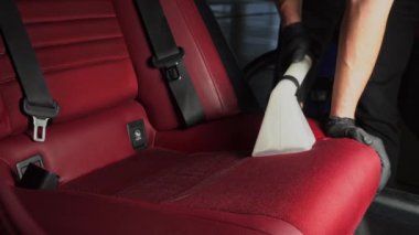 Elektrikli süpürge kullanılarak 4K video oto koltuğu detaylandırılıyor. Özel süpürge hortumunun yardımıyla araba koltuğundan kir kaldırılıyor.