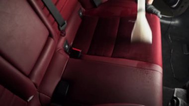 4k video otomatik koltukları sökücü süpürge başlığıyla detaylandırıyor. Elektrikli süpürgeyle arka koltuğu süpürüyor.