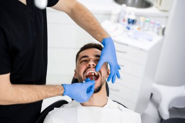 Hasta beyazlamadan önce diş gölgesini seçer. Dişçiye göre hastaların diş tonu analizi