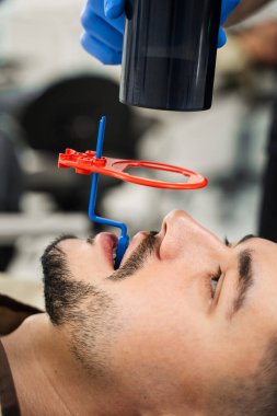 Röntgen dişleri tarama işlemi. Diş hekimi hastaların diş durumunu incelemek için x-ray donanımı kullanıyor