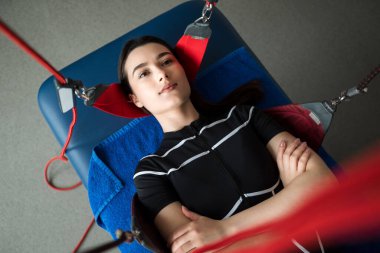 Red Cord kasları çalıştırmak için terapileri denetliyordu. Kız boyun ağrısından kurtulmak için kırmızı kordon fizyoterapisine hazırlanıyor.