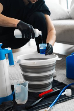 Döşeme mobilyaları için koku nötrleştiriciyi suyla karıştırıyorum. Evdeki kanepe kokusuyla etkili bir yönetim.