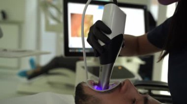 Dişçi tarayıcısı stomatoloji kliniğine 4K video uygulaması yapıyor. Diş donanımlı hasta diş durumunun değerlendirilmesi