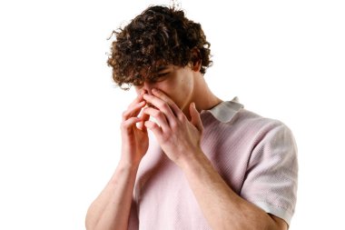 Adamın burnu kırılmış. Yüzünde deformasyon olan acı verici bir travma. Sinüslerde iltihap dokuları var. Burunda sinüs enfeksiyonunun tıbbi tedavisi