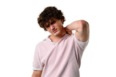 Servikal omurga osteokondrosis omuzlarda gerilime boyun sertliğine ve parmaklarda uyuşukluğa neden olur. Skolyozdan muzdarip. Boyun ve omuzlarda keskin bir ağrı.