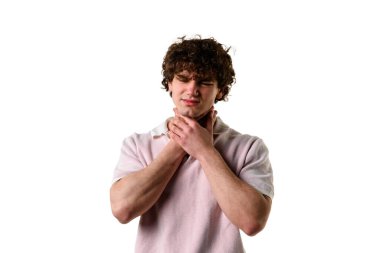 Genç adamda kronik bademcik iltihabı yüzünden boğaz ağrısı var. Şişmiş, boynundaki yara bezleriyle boğuşuyor. Foliküler ya da lacunar anjinden muzdarip.