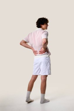 Enine omurgada acı veren osteokondrosis. Kas gerilimi ve boyun tutulması hissediyorum. Omurga eğriliğinden muzdarip.