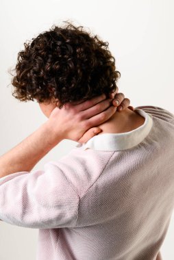 Kemik iltihabı hastalığı. Aktivitelerden dolayı sırtında sürekli ağrı hissedersin. Eklem patlaması ve kilitlenmeden muzdarip. Genç adam omurilik zedelenmesiyle boğuşuyor.