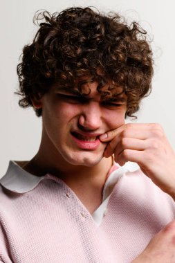 Zayıf hijyen, insanın dişlerinin etrafında ciddi şekilde iltihaplanmış yumuşak dokulara yol açtı. Diş eti hastalığıyla uğraşıyor. Periodontit kaynaklı diş ağrısı çekiyor.