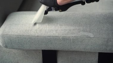 Kanepe ve yastıkları kuru temizleme sökücü videosuyla toz ve kirden arındırıyorum. Toz ve kir çıkarmak, döşemeleri temizlemek için sökücü kullanarak koltuktan lekeleri çıkarmak.